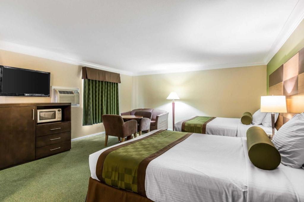 Rodeway Inn & Suites Canyon Lake-Menifee West Exterior photo